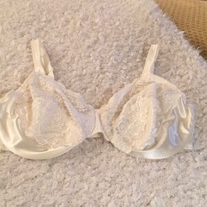 Vassarette 38D ivory cream lace underwire bra